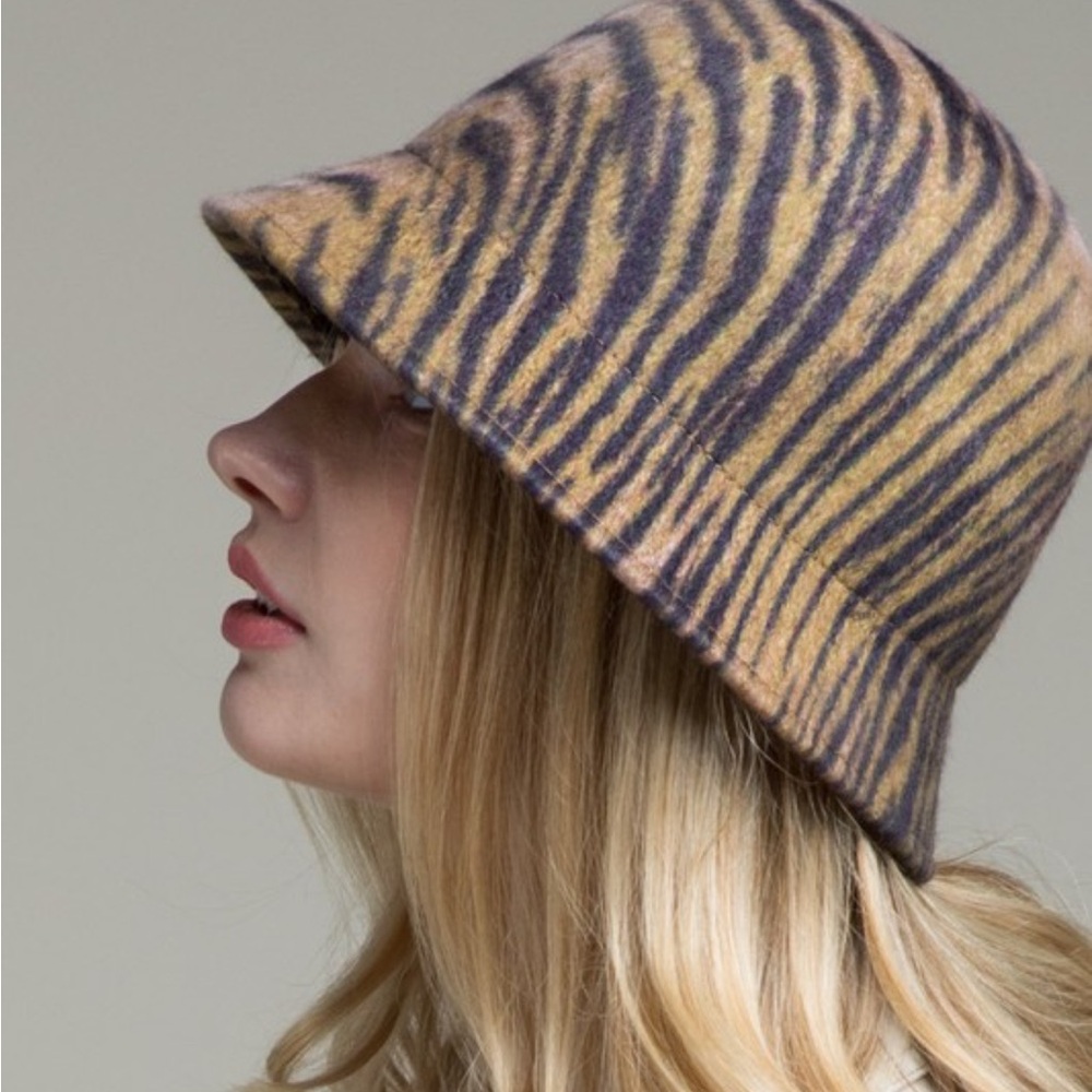 NWT! Ruggine Wool fitted bell shape cloche animal print hat w/ adjustable inside